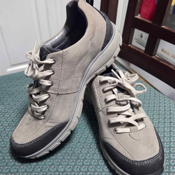 Women's Casual Lace-Up Shoes - Black and Tan - Picture 2 of 4